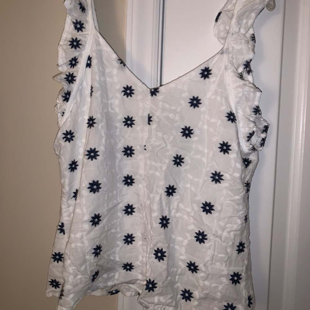 Super cute flower tank top!! (Open to any offers!!)